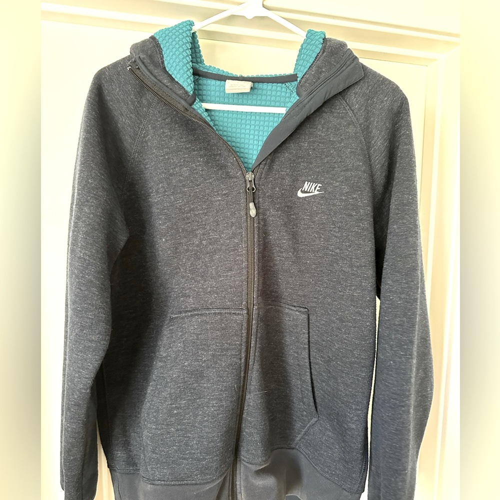 Nike mens sweatshirt in size medium. Zip up feature with blue inner lining.